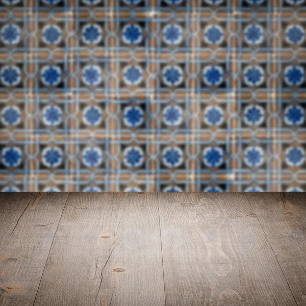 Plateau de table en bois et mur de motif de carreaux de céramique vintage flou — Photo