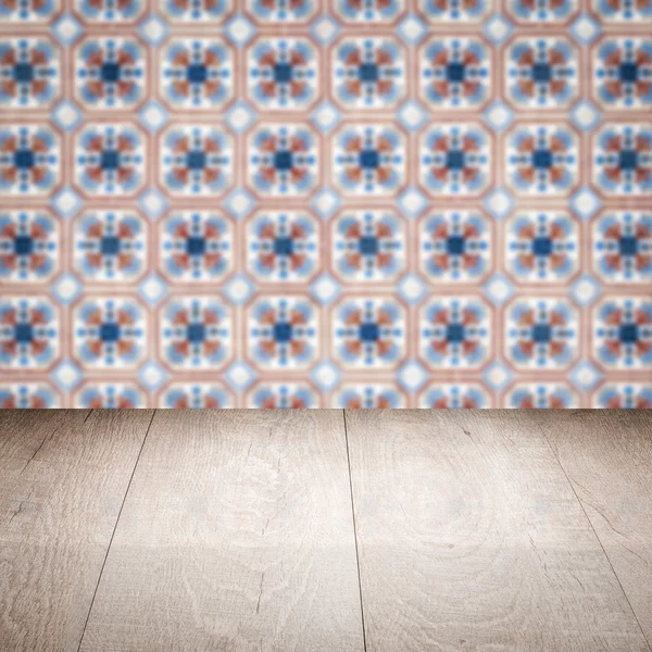 Plateau de table en bois et mur de motif de carreaux de céramique vintage flou — Photo