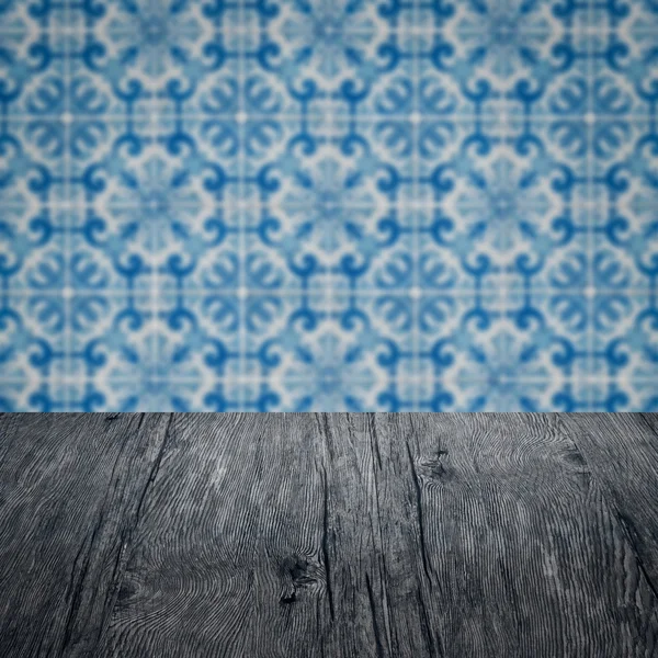 Plateau de table en bois et mur de motif de carreaux de céramique vintage flou — Photo