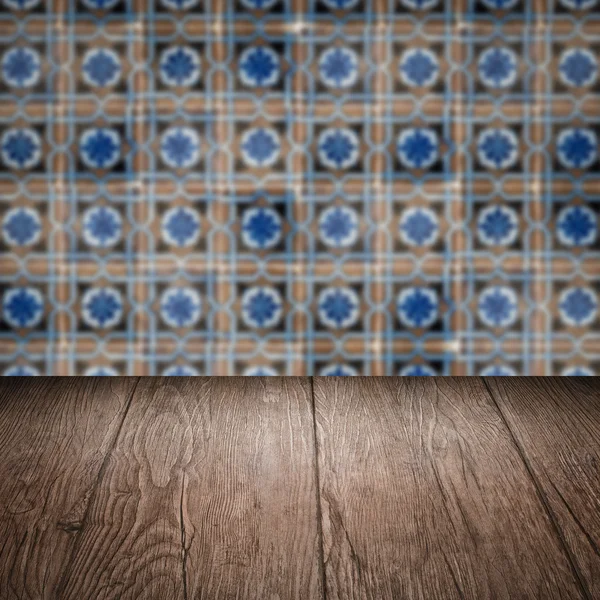 Plateau de table en bois et mur de motif de carreaux de céramique vintage flou — Photo