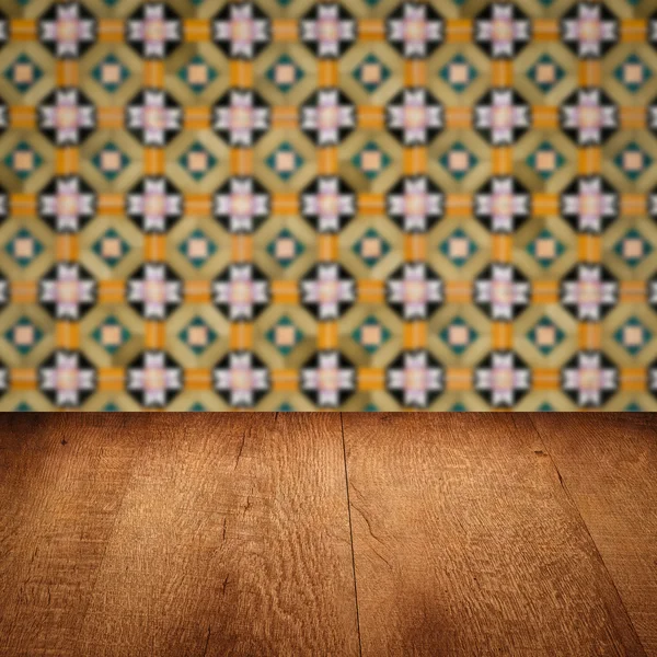 Mesa de madera superior y desenfoque de cerámica vintage patrón de la pared —  Fotos de Stock