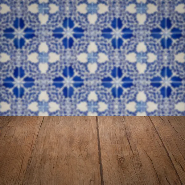 Tampo da mesa de madeira e parede padrão de cerâmica vintage borrão — Fotografia de Stock