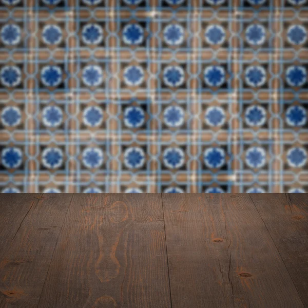 Дерев'яна стільниця і розмита старовинна керамічна плитка візерунок стіни — стокове фото