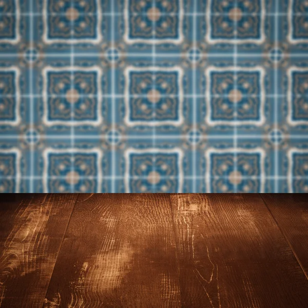 Plateau de table en bois et mur de motif de carreaux de céramique vintage flou — Photo