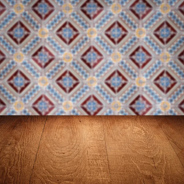 Plateau de table en bois et mur de motif de carreaux de céramique vintage flou — Photo