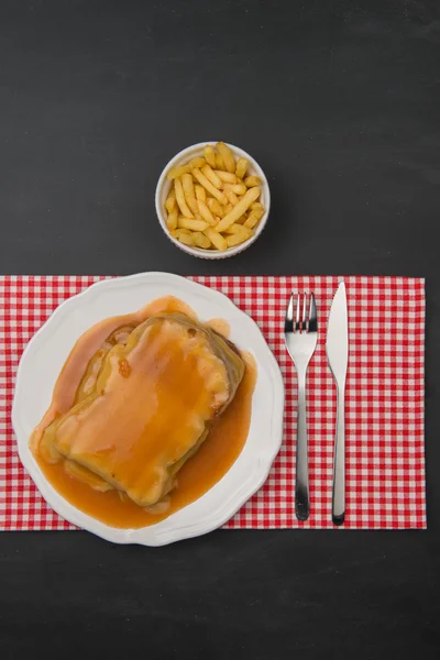 Francesinha i frytki — Zdjęcie stockowe