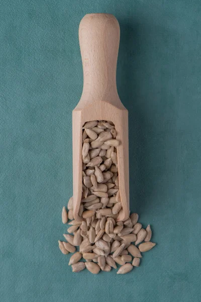Дерев'яна ложка з насінням соняшнику — стокове фото
