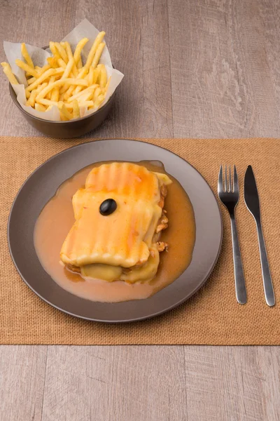 Francesinha e batatas fritas — Fotografia de Stock