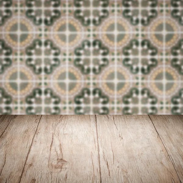 Plateau de table en bois et mur de motif de carreaux de céramique vintage flou — Photo