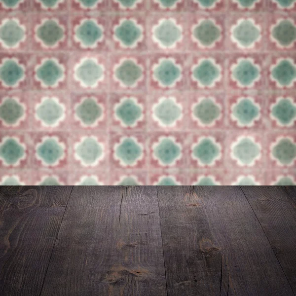 Plateau de table en bois et mur de motif de carreaux de céramique vintage flou — Photo