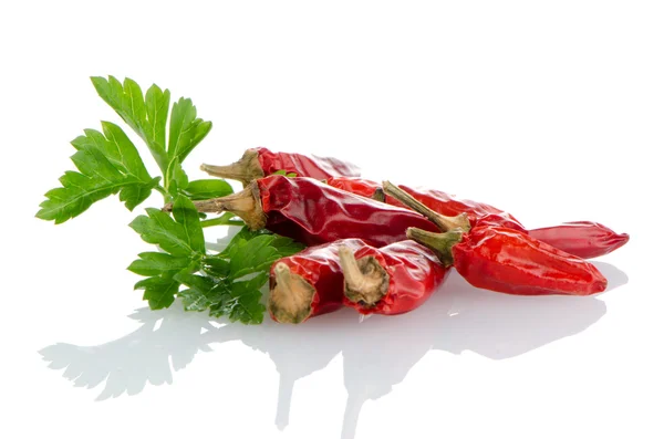 Pimenta vermelha ou pimenta e folhas de salsa — Fotografia de Stock