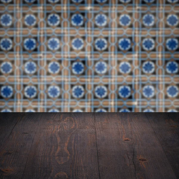 Plateau de table en bois et mur de motif de carreaux de céramique vintage flou — Photo