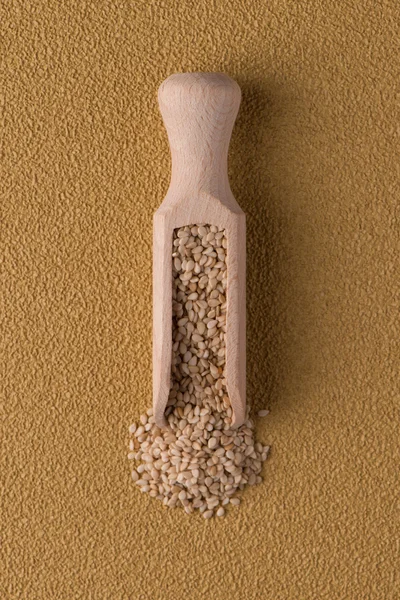 Colher de madeira com sementes de gergelim — Fotografia de Stock