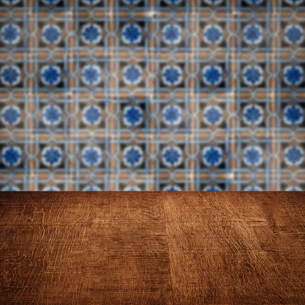 Plateau de table en bois et mur de motif de carreaux de céramique vintage flou — Photo