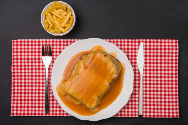 Francesinha e batatas fritas — Fotografia de Stock