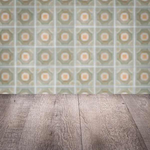 Plateau de table en bois et mur de motif de carreaux de céramique vintage flou — Photo