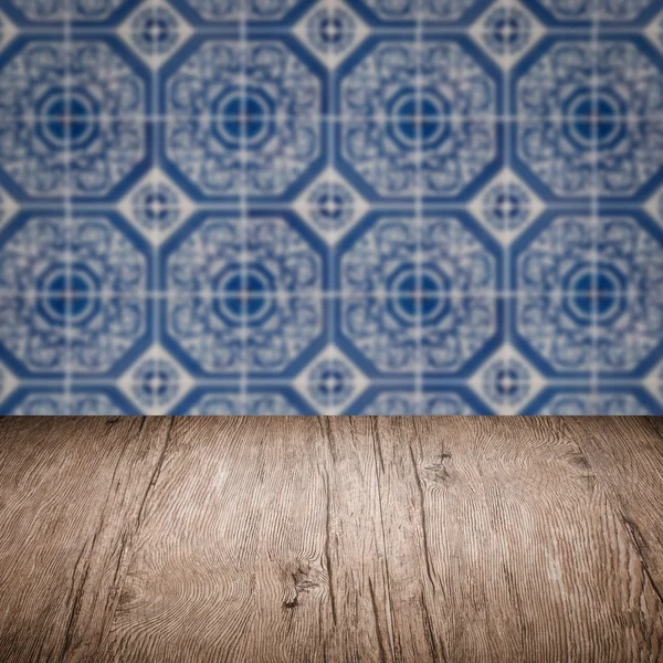 Plateau de table en bois et mur de motif de carreaux de céramique vintage flou — Photo