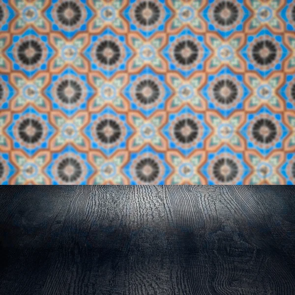 木製テーブル トップとぼかしビンテージ セラミック タイル パターンの壁 — ストック写真