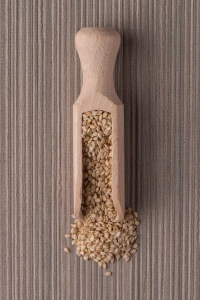 Pala de madera con semillas de sésamo — Foto de Stock