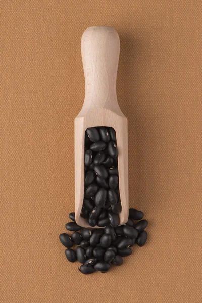 Drewniana miarka z czarnej fasoli — Zdjęcie stockowe