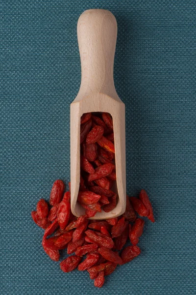 Wooden scoop with dry red goji berries — Stock Photo, Image