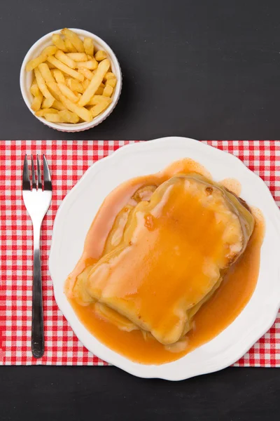 Francesinha e patatine fritte — Foto Stock