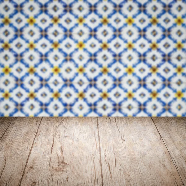 Plateau de table en bois et mur de motif de carreaux de céramique vintage flou — Photo