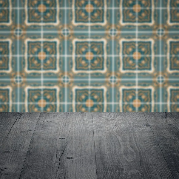 Plateau de table en bois et mur de motif de carreaux de céramique vintage flou — Photo