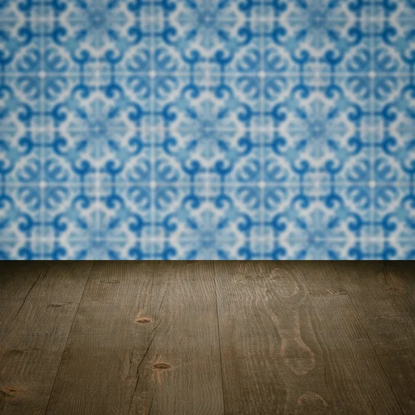 Plateau de table en bois et mur de motif de carreaux de céramique vintage flou — Photo