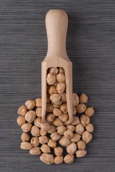 Pala de madera con garbanzos —  Fotos de Stock