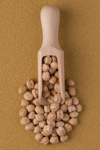 Pala de madera con garbanzos —  Fotos de Stock