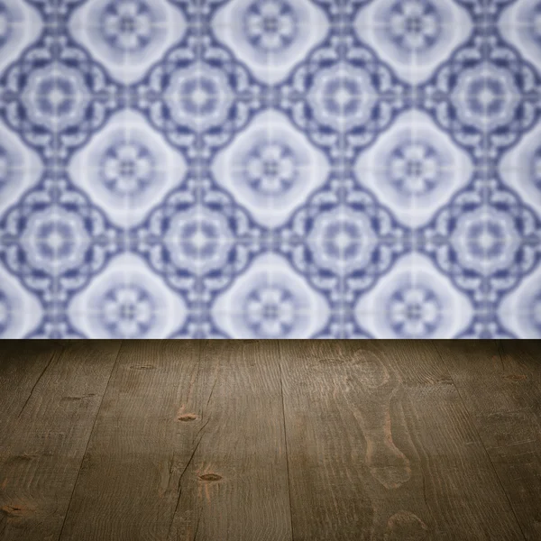 Plateau de table en bois et mur de motif de carreaux de céramique vintage flou — Photo