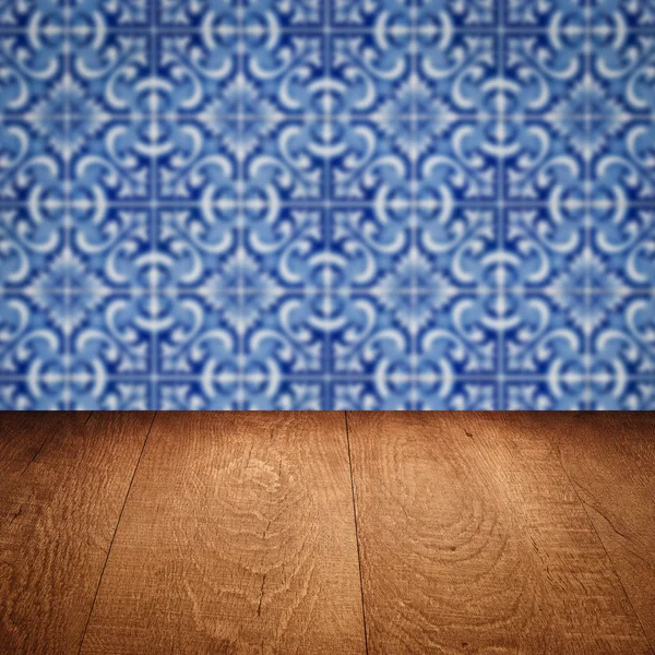 Plateau de table en bois et mur de motif de carreaux de céramique vintage flou — Photo