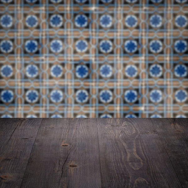 Plateau de table en bois et mur de motif de carreaux de céramique vintage flou — Photo