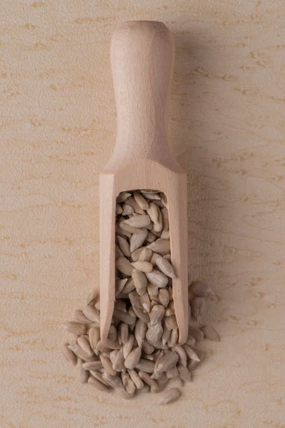 Pala de madera con semillas de girasol sin cáscara —  Fotos de Stock
