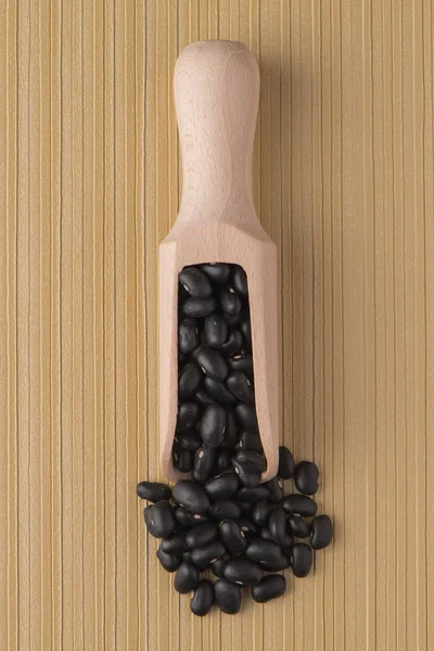 Pala de madera con frijoles negros —  Fotos de Stock