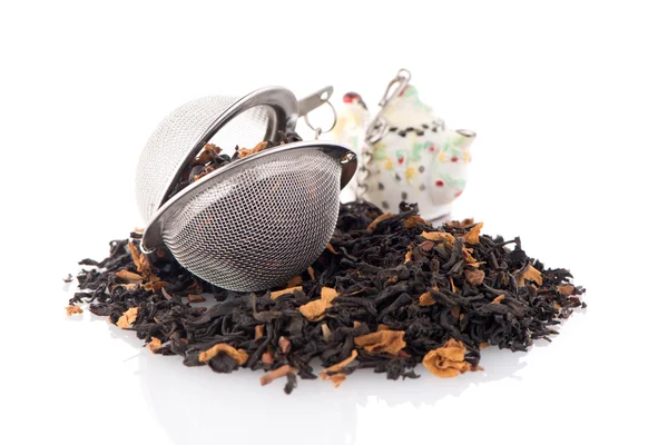 Siyah kuru çay yaprakları ile — Stok fotoğraf