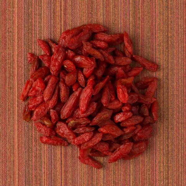 Circle of dry red goji berries — Stock Photo, Image