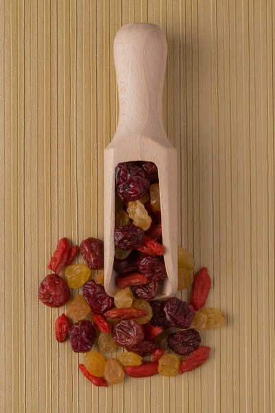 Dřevěná naběračka s sušené ovoce — Stock fotografie