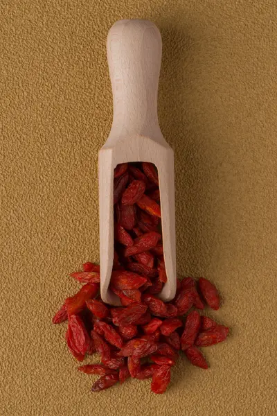 Dřevěná naběračka s suché červené goji bobule — Stock fotografie