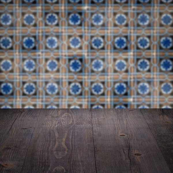 Дерев'яна стільниця і розмита старовинна керамічна плитка візерунок стіни — стокове фото