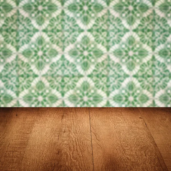 Plateau de table en bois et mur de motif de carreaux de céramique vintage flou — Photo