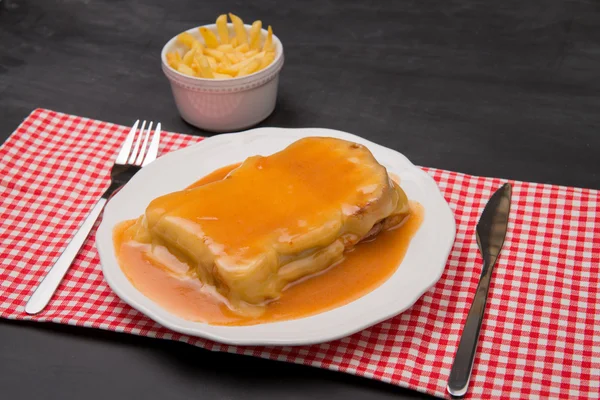 Francesinha en Franse frietjes — Stockfoto