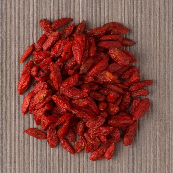 Circle of dry red goji berries — Stock Photo, Image