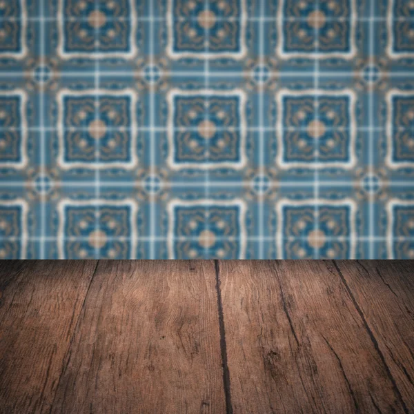 Plateau de table en bois et mur de motif de carreaux de céramique vintage flou — Photo