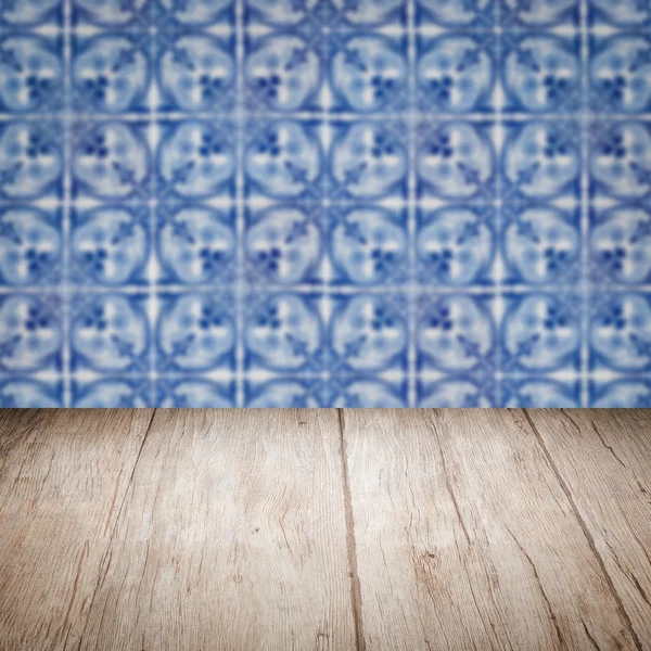 Plateau de table en bois et mur de motif de carreaux de céramique vintage flou — Photo