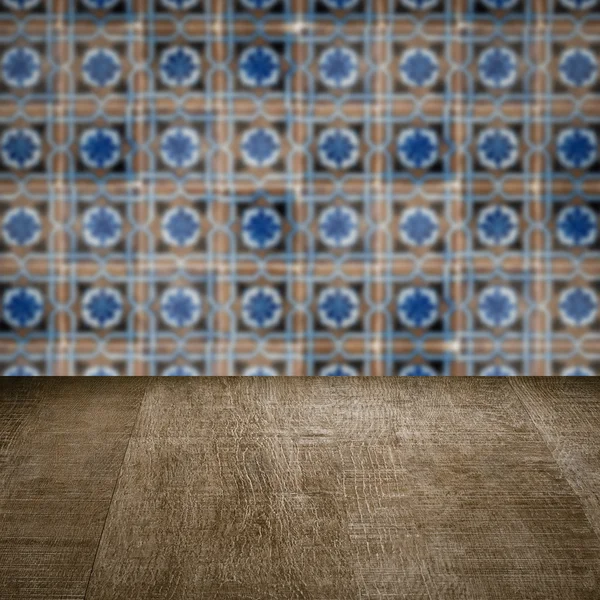 Plateau de table en bois et mur de motif de carreaux de céramique vintage flou — Photo