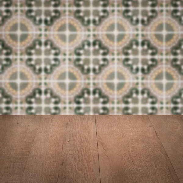 Plateau de table en bois et mur de motif de carreaux de céramique vintage flou — Photo