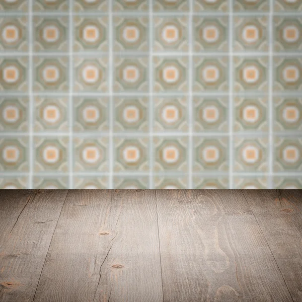 Mesa de madera superior y desenfoque de cerámica vintage patrón de la pared —  Fotos de Stock