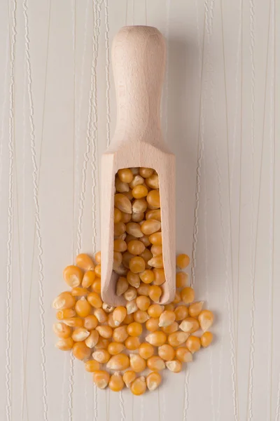 Pala de madera con maíz —  Fotos de Stock